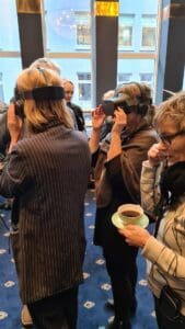 Trygg-Grunn | ASVL konferanse | konferansedeltakere prøver VR