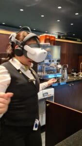 Trygg-Grunn | ASVL konferanse | hotellansatt prøver VR